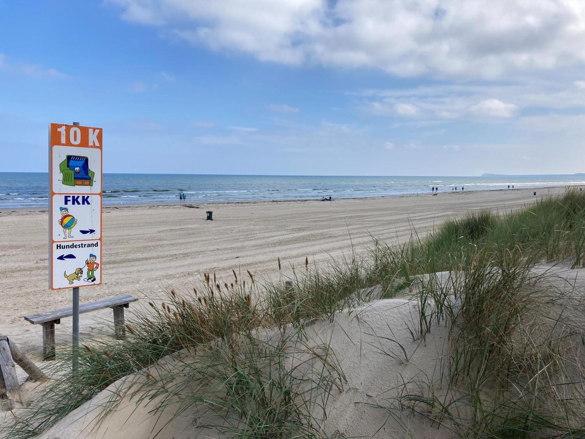 Reet Am Strand Mit Hund Karlshagen Экстерьер фото